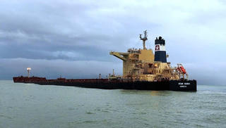 Khẩn trương xử lý tàu chở 175.000 tấn quặng sắt mắc cạn ở Dung Quất trước bão số 13