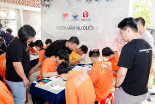 'Ươm mầm nụ cười' trao quà cho trẻ em khuyết tật và mồ côi tại TP HCM