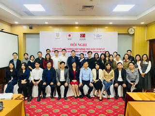 Tập huấn về đường dây nóng trợ giúp pháp  lý và ứng dụng trợ giúp pháp lý trên điện thoại di động 