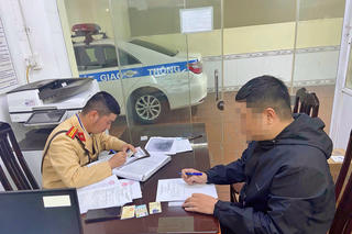 Xử phạt nam thanh niên sử dụng điện thoại khi lái xe trên đường Hà Nội