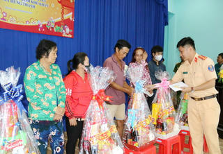 Lan tỏa hình ảnh đẹp của Cảnh sát giao thông Cà Mau