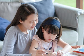 Phạt 10 triệu đồng nếu cha mẹ ép con học tập quá sức