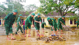 Bộ đội Biên phòng Quảng Trị lội bùn dọn vệ sinh, giúp các trường sớm ổn định sau mưa lũ