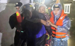 Xuyên đêm cõng dân chạy triều cường giữa bão Kalmaegi