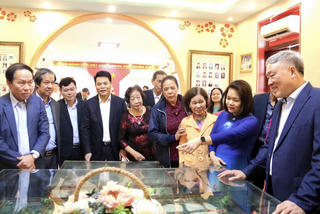 Phó Thủ tướng Thường trực Chính phủ Nguyễn Hòa Bình thăm và làm việc tại Trường THPT Kiến An, Hải Phòng
