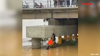 Đà Nẵng: Cảm động hình ảnh nam thanh niên đu dây cứu người đàn ông mắc kẹt giữa dòng nước lũ