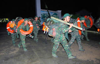 Bộ đội xuất quân ứng phó bão số 13 tại Gia Lai