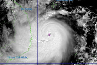 Bão số 13 giật trên cấp 17 tiến sát Quy Nhơn