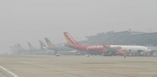 Hàng không Việt Nam hoãn hủy nhiều chuyến bay trước khi bão Kalmaegi đổ bộ vào miền Trung