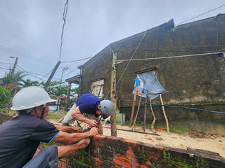 Bộ đội trực chiến, dân ven biển miền Trung khẩn trương chằng chống trước bão Kalmaegi