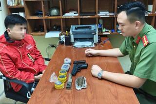 Bắt giữ khẩn cấp đối tượng rao bán vũ khí quân dụng trên mạng