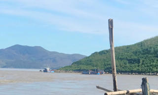 Hai thuyền viên gặp nạn tại cửa biển Đắk Lắk được cứu sống