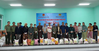 Công an tỉnh An Giang và các nhà hảo tâm trao quà hỗ trợ người dân vùng lũ TP Huế