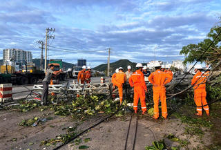Hơn 1,6 triệu khách hàng miền Trung bị mất điện do ảnh hưởng bão số 13