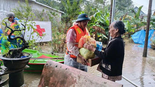 Hội Chữ thập đỏ Việt Nam cứu trợ khẩn cấp người dân 6 tỉnh miền Trung