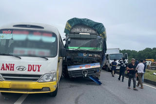Tông ô tô liên hoàn trên cao tốc Hà Nội – Thái Nguyên