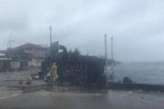 5 người chết, hàng nghìn ngôi nhà bị hư hỏng do bão số 13