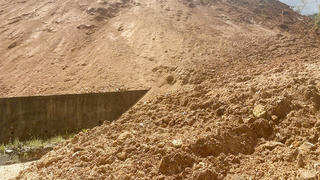 Sau trận động đất 4,0 độ, hàng nghìn khối đất đá sạt lở xuống đường ở xã Măng Ri 