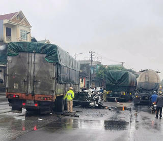 Ninh Bình: Xe con biến dạng sau va chạm liên hoàn, tài xế thoát chết kỳ diệu