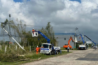 PC Huế vượt lũ chi viện Gia Lai khắc phục lưới điện sau bão số 13