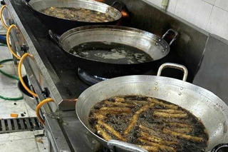 Dầu ăn bẩn: Mối đe doạ thầm lặng đối với đầu bếp và trẻ em trong bữa ăn bán trú