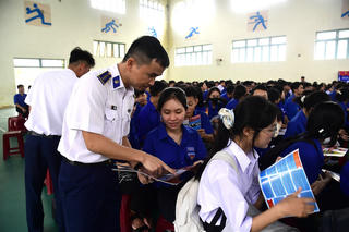 Vùng Cảnh sát biển 2 đẩy mạnh tuyên truyền pháp luật, chung tay bảo vệ chủ quyền biển đảo