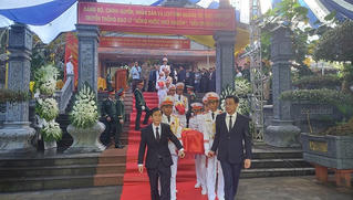 Trang nghiêm lễ truy điệu, an táng các liệt sĩ hy sinh tại hang Tám thanh niên xung phong, đường 20 Quyết Thắng