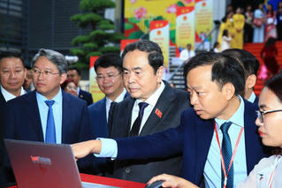 Chủ tịch Quốc hội, Phó Thủ tướng và Bộ trưởng Bộ Tư pháp trải nghiệm AI Pháp luật