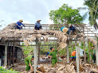 Tuổi trẻ Công an Cà Mau hỗ trợ hội viên Hội Cựu CAND xây nhà tình nghĩa