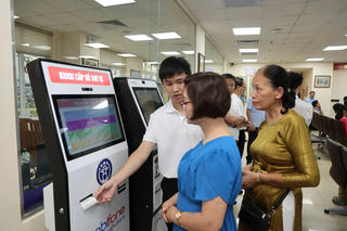 Hà Nội thí điểm Kiosk thông minh: Cấp bản sao điện tử chỉ trong vài phút