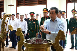 Bộ trưởng Bộ Nông nghiệp và Môi trường tri ân liệt sĩ, hỗ trợ vùng lũ và khởi công trường nội trú vùng biên Quảng Trị