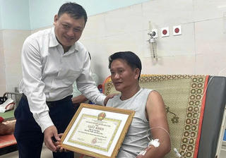 Khen thưởng các lực lượng góp sức cứu 3 ngư dân Lý Sơn sống sót kỳ diệu giữa tâm bão số 13