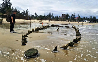  Cận cảnh xác tàu cổ phát lộ ở bãi biển Hội An