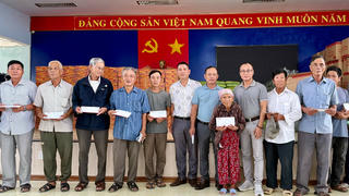 Báo Pháp luật Việt Nam trao gần 300 triệu đồng hỗ trợ người dân vùng lũ TP Huế