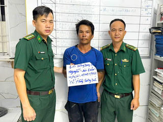 Bắt giữ đối tượng truy nã trốn trên tàu cá ở Gành Hào