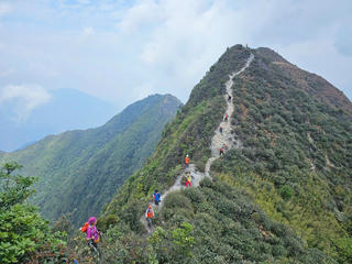 Trekking "lên ngôi": Bước chân mở lối cho du lịch bền vững vùng cao