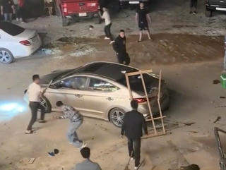 Tạm giữ hình sự 10 người trong vụ lao xe vào đám đông trong đêm tối khiến 2 người bị thương