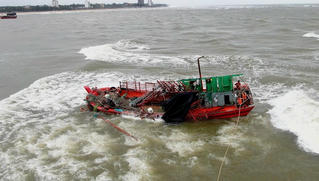 Bộ đội biên phòng Quảng Trị phối hợp ứng cứu 8 ngư dân bị chìm tàu khi vào cửa Nhật Lệ