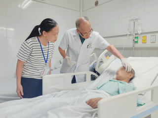 Bệnh viện Hữu Nghị Việt Đức thực hiện đồng thời 5 ca phẫu thuật “giữ lại được gương mặt” cho nam bệnh nhân