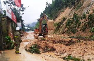 Công bố tình huống khẩn cấp để sửa chữa tuyến Trường Sơn Đông hư hỏng sau bão số 12