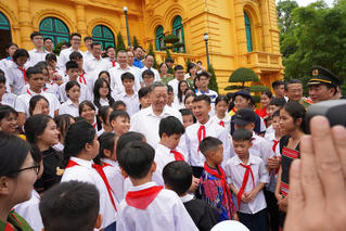 “Mẹ đỡ đầu” trong lực lượng CAND - Hành trình gieo yêu thương, nâng bước những ước mơ xanh