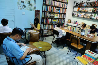 Bản tin tổng hợp 13/11: Độc đáo quán cà phê ‘trả công’ cho khách đọc sách ở TP Hồ Chí Minh