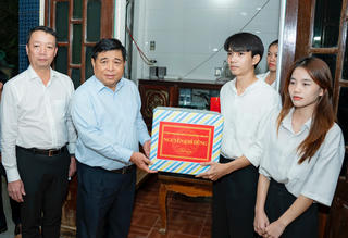 Phó Thủ tướng Chính phủ Nguyễn Chí Dũng thăm, động viên người dân TP Huế bị ảnh hưởng bởi mưa lũ