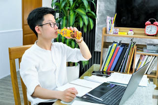 Gen Z đang cần gì ở chai nước tăng lực?