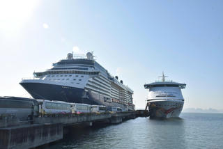 Tàu Blue Dream Melody cùng hơn 1.500 khách du lịch quốc tế đến Quảng Ninh