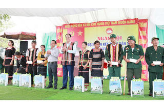 Phó Chủ tịch Quốc hội Trần Quang Phương dự Ngày hội Đại đoàn kết tại Làng Xộp (Quảng Ngãi)