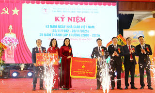 Bắc Ninh: Hai trường THPT trang trọng kỷ niệm Ngày Nhà giáo Việt Nam và đón nhận nhiều phần thưởng cao quý