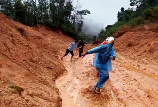 Sạt lở đất như thác xuống QL40B, người dân Đà Nẵng hoảng loạn chạy thoát thân