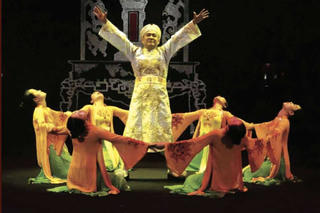 Vở diễn 'Các cụ gánh còng lưng' khai mạc Festival Sân khấu Thử nghiệm 2025