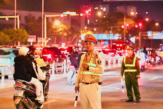 Trong 3 ngày, Hà Nội xử lý gần 400 trường hợp che biển số, dùng điện thoại khi lái xe 